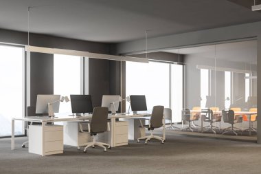 İç satır beyaz bilgisayar masaları ve çatı pencereleri ile modern gri ofis. Toplantı odası arkada. Uluslararası şirket kavramı 3d render kopya alanı