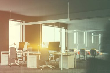 Modern gri ofis iç satır beyaz bilgisayar masaları ve çatı pencereleri ile. İçinde belgili tanımlık geçmiş toplantı odası. 3D render kopyalama alanı uluslararası şirket kavramı görüntü çift pozlama bulanıklık tonda