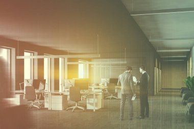 İşadamları beyaz bilgisayar masaları ve loft windows satır içeren gri ofiste konuşuyor. Gri halı zemin üzerinde. 3D render kopyalama alanı uluslararası şirket kavramı görüntü çift pozlama bulanıklık tonda