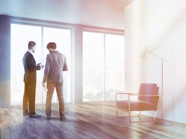 İki iş ortağı beyaz geometrik desen ofisinde konuşmak bir ahşap zemin, yumuşak gri tekli ve panoramik pencereler ile lobi. İletişim kavramı. 3D render kopya alanı görüntü tonda