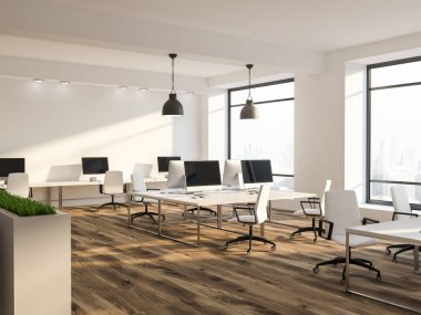 Beyaz duvarları, ahşap zemin, çatı windows ve onlara yakın beyaz sandalye ile bilgisayar tabloları satırları sahip açık alan ofis iç. Çiçek yatak 3d render kadar alay