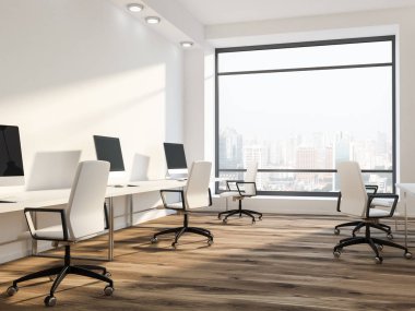 Açık alan ofis veya bilgisayar laboratuarı iç beyaz duvarlı, ahşap zemin, çatı windows ve beyaz sandalye ile bilgisayar tabloları satırları yakın onları. Çiçek yatak 3d render kadar alay