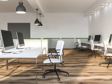 Açık alan ofis veya bilgisayar laboratuarı iç beyaz duvarlı, ahşap zemin, çatı windows ve beyaz sandalye ile bilgisayar tabloları satırları yakın onları. 3D render alay