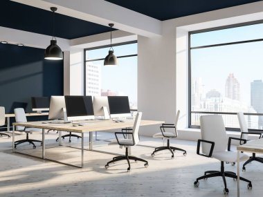 Açık alan ofis iç bakış açısı ile beyaz duvarları, siyah ve beyaz tavan, çatı windows ve onlara yakın beyaz sandalye ile bilgisayar tabloları satırları. 3D render alay