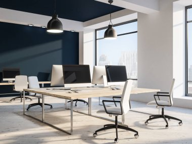 Açık alan ofis veya bilgisayar laboratuarı iç bakış açısı ile beyaz duvarları, siyah ve beyaz tavan, çatı windows ve onlara yakın beyaz sandalye ile bilgisayar tabloları satırları. 3D render alay