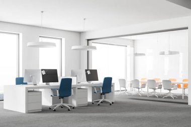 Şık açık alan ofis iç halı zemin, çatı windows ve bilgisayar tabloları mavi sandalye ile satırları üzerinde beyaz duvarlı yan görünüm. 3D render alay