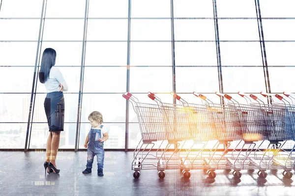 Affärskvinna Och Söt Liten Pojke Jeans Overaller Nära Supermarket Vagnar — Stockfoto