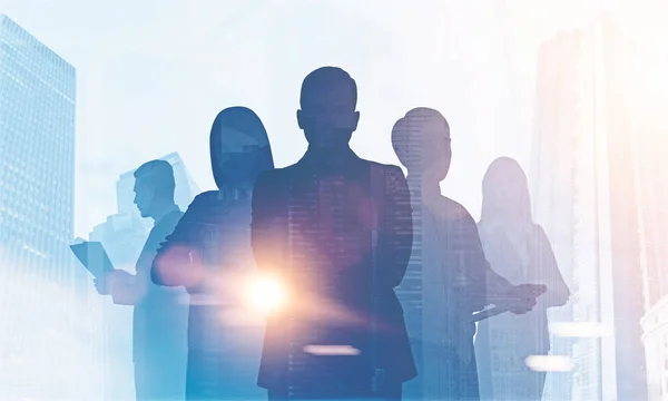 Silhouetten Diverser Geschäftsleute Die Zusammenstehen Stadtbild Kommunikation Und Teamarbeit Getöntes — Stockfoto