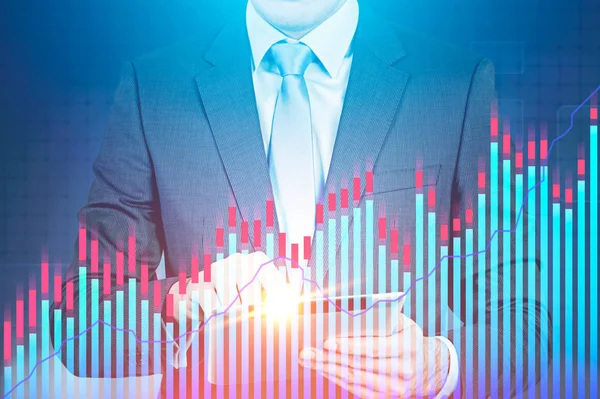 无法辨认的商人在西装和领带使用平板电脑 发光图前景和蓝色背景 股票交易所和高科技概念 色调图像双曝光 — 图库照片