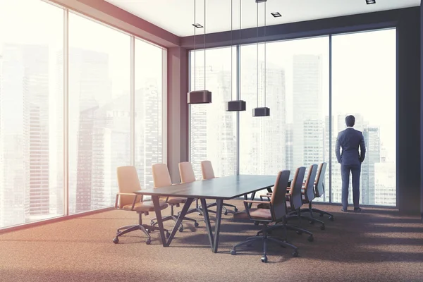 Homme Affaires Regardant Dans Fenêtre Panoramique Salle Conférence Moderne Avec — Photo