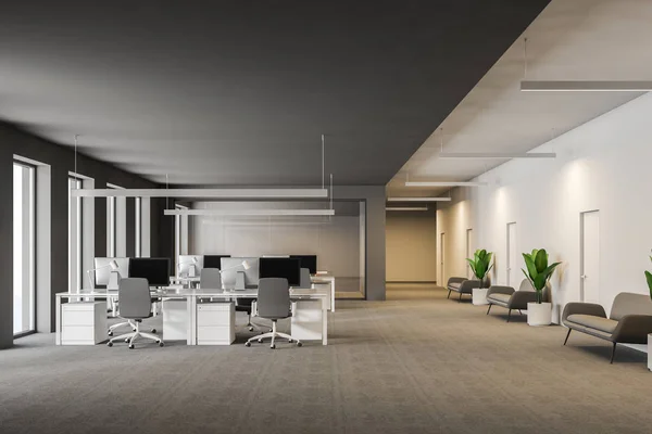 Intérieur Bureau Gris Moderne Avec Rangées Bureaux Ordinateur Blancs Fenêtres — Photo