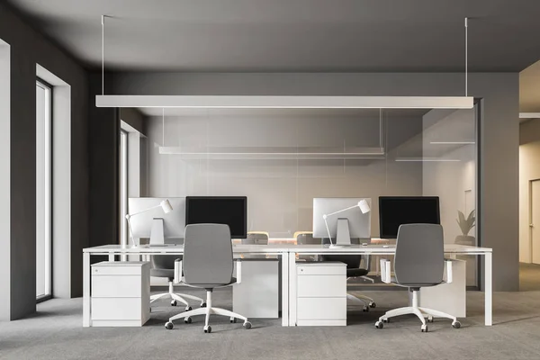 Modernes Graues Bürointerieur Mit Reihen Weißer Computerschreibtische Und Loftfenstern Grauer — Stockfoto