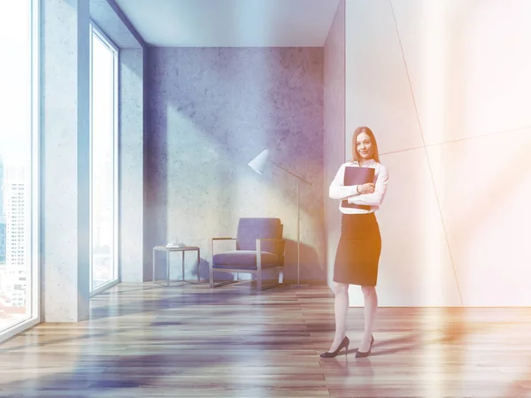 Empresária Alegre Lobby Escritório Parede Branco Concreto Com Piso Madeira — Fotografia de Stock