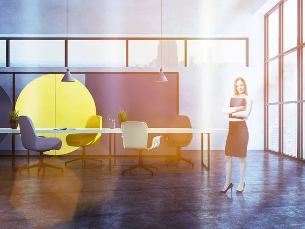 Ξανθιά Επιχειρηματίας Στέκεται Στο Εσωτερικό Boardroom Μοτίβο Γεωμετρική Τοίχων Τσιμεντένιο — Φωτογραφία Αρχείου