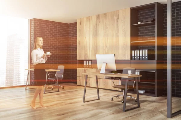 Femme Affaires Blonde Dans Intérieur Bureau Moderne Avec Plancher Bois — Photo