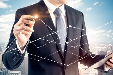 Tanınmayan genç işadamı uygun ve çizim parlak grafikler üzerinde sabah cityscape kravat. Borsa ve fintech kavramı. Çift tonlu görüntü pozlaması