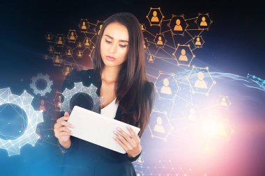 Tablet bilgisayarda arıyorum takım elbiseli ciddi Avrupa iş kadını. İnsanlar ağ ve cogwheels, dünya hologram uzayda Toned görüntü çift pozlama kopya alanı Nasa tarafından döşenmiş bu görüntü unsurları