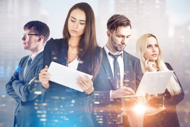 Çeşitli iş ekip üyeleri becerikli alet ile birlikte gece cityscape üzerinde duruyor. Görüntü çift pozlama kopya alanı tonda