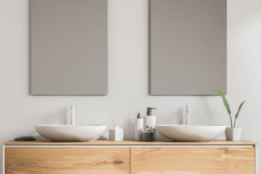 Beyaz çift lavabo duran bir ahşap vanity birim iki dikey aynalar ile beyaz duvar banyoda kapatın. Gevşeme ve öz bakım kavramı. 3D render