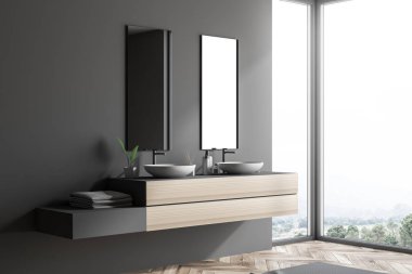 İki dikey aynalar ile ahşap bir tezgah ve havlu ile bir raf çift lavabo yan görünüm. Ağaçlar pencere. Gri duvarlar. Lüks Otel veya konak kavramı. 3D render kopya alanı