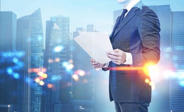 Bir sabah cityscape arka plan üzerinde duran belgeleri okuma tanınmaz halde iş adamı. Görüntü çift pozlama kopya alanı tonda