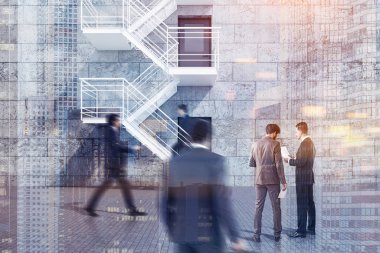 Modern bina dış beton tuğla duvarlar, gri kapılar ve acil çıkış merdivenleri ile. Yürüyüş iş adamları. B planına ve yaratıcı düşünme kavramı. Çift tonlu görüntü pozlaması kadar alay