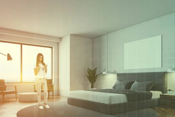 Kobieta Patrząc Telefon Minimalistyczne Sypialni Okrągłym Dywanie Masterbed Noc Stoją — Zdjęcie stockowe