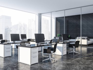 Siyah ve beyaz bilgisayar tabloları ile üzerlerinde siyah ekran satırları sahip açık alan ofis iç. Cityscape panoramik pencereli ve bir siyah kanepe salon döşeme. 3D render kopya alanı