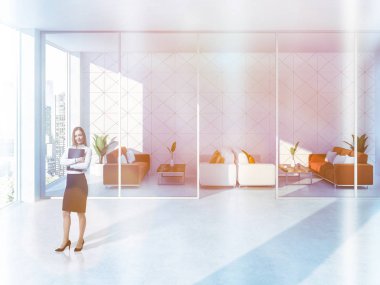 Beyaz üçgen gülümseyen kadın beyaz ve turuncu yumuşak rahat kanepe yastıkları ve düzgün sehpa lounge iç döşer. Panoramik pencerelere. Tonda uzay resmi Kopyala