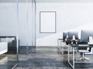 Siyah ve beyaz bilgisayar tabloları satırları sahip açık alan ofis iç. Cam duvar kanepe salon ve dikey sahte başlık çerçevesi kadar. 3D render