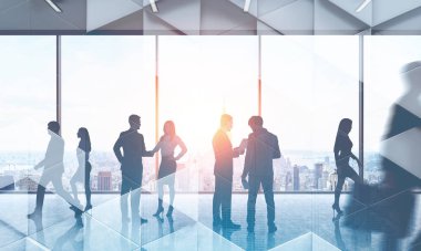 Yürüyüş ve bir modern şirket ofis lobisinde konuşurken iş adamları. Geometrik desen ön plan. Gri renk tonları. Tonlu görüntü pozlama sahte katlayın