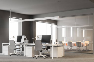 Beyaz bilgisayar masaları ve çatı pencereleri satırlarla modern gri ofis yan görünüm. Toplantı odası arkada. Uluslararası şirket kavramı 3d render kopya alanı