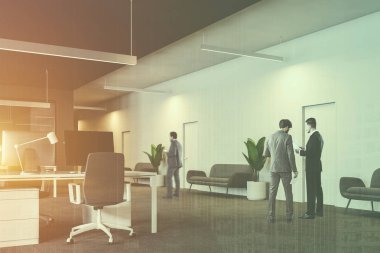 Bilgisayar masaları ve loft windows satır içeren gri ve beyaz ofiste iş adamları. Gri halı kanepeler ve bitkiler ile. Uluslararası şirket kavramı kopya alanı görüntü çift pozlama tonda