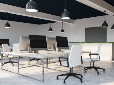 Beyaz ve siyah tavan açık alan ofis iç ahşap mobilyalı kasalar, siyah ekran monitörler ve beyaz sandalyeler. Bahçenizi. Duvardaki gri resim sahte. 3D render