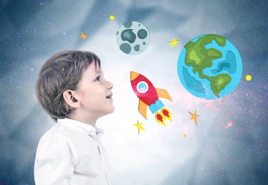 Beyaz gömlek ve koyu mavi kot pantolon giyen ve yukarı doğru seyir sarışın saçlı sevimli küçük beyaz çocuk yan görünüm. Renkli roket, ay ve dünya kroki. Hayalim büyük konsepti çift pozlama