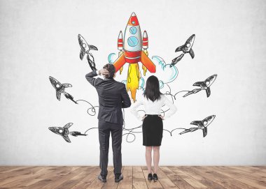 Siyah saçlı Genç beyaz işadamı dikiz denize indirmek bir koyu takım elbise ve başlangıçta seyir başını tırmalamak simgeleri kendine güvenen kadın ortağı yanında duran beton duvar