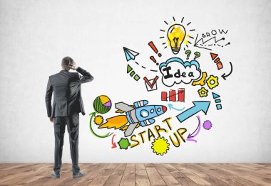 Bir beton duvara seyir üzerinde çizilmiş kroki kadar renkli bir başlangıç ile karışık iş adamı. Yeni bir proje başlatmak ve kavramı meydan