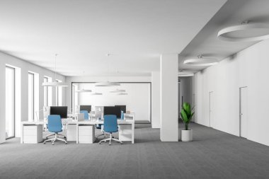 Beyaz duvarlar ile alan ofis iç açık, halı zemin, çatı windows ve bilgisayar tabloları mavi sandalye ile satırları. 3D render alay