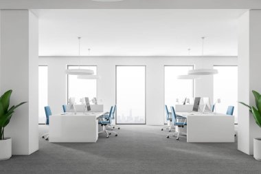 Açık alan ofis beyaz duvarlı, gri halı zemin, çatı windows ve bilgisayar tabloları mavi sandalye ile satırları üzerinde. Yan görüntülemek 3d render sahte