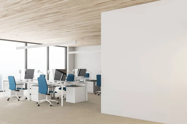 Intérieur Moderne Bureau Ouvert Avec Plafond Bois Rangées Tables Ordinateur — Photo