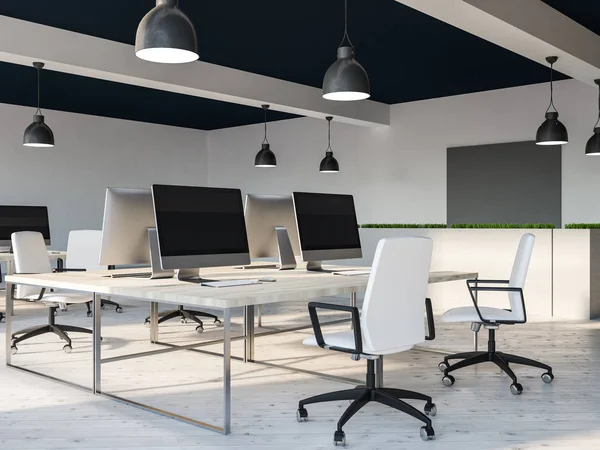 白色和黑色天花板开放空间办公室内部与木电脑桌 黑屏幕显示器和白色椅子 在墙上模拟灰色图片 — 图库照片