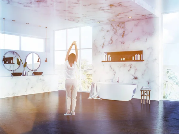 Γυναίκα Πυτζάμες Στο Πολυτελές Μπάνιο Αρχοντικό Εσωτερικό Σουίτα Ξενοδοχείου Λευκά — Φωτογραφία Αρχείου