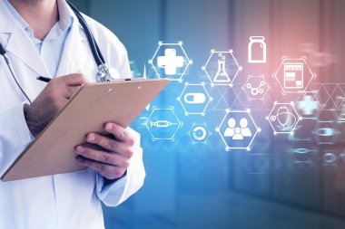 Grafikteki tanınmaz halde genç adam doktor wtriting. Parlayan tıbbi simgeler ve sürükleyici arabirim üzerinden bulanık hastane arka plan. Çift tonlu görüntü pozlaması