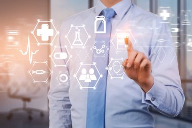 Gömlek ve kravat tıbbi simgeler ve sürükleyici arabirimi ile hastane office arka plan üzerinde etkileşim tanınmayan adam. Çift tonlu görüntü pozlaması