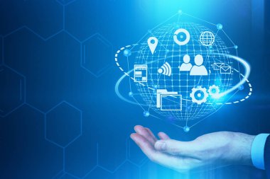 El işadamı vurgulama küresel dünya Internet simgeleri hologram üzerinde ağ kroki ile koyu mavi arka plan ile. Görüntü çift pozlama kopya alanı tonda