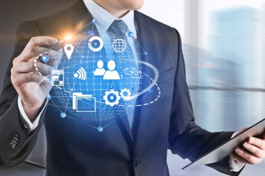 El üzerinde küresel dünya Internet simgeleri hologram çizim işadamı cityscape arka plan bulanık. Görüntü çift pozlama kopya alanı tonda