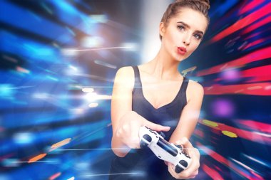 Oyun kumandasını tutarak ve onun vr zevk deneyimi kavramı Merhaba tech, kırmızı dudaklar ile çekici geek kız oyun ve sürükleyici arabirimi. Tonlu görüntü pozlama sahte katlayın