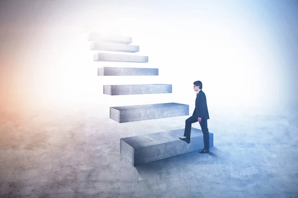 Joven Hombre Negocios Escalando Gigante Escalera Carrera Estilo Vida Empresarial —  Fotos de Stock