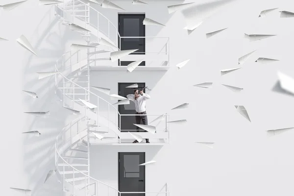 Jungunternehmer Mit Armbrust Schießen Papierflieger Auf Weißen Gebäude Nottreppen Stehen — Stockfoto