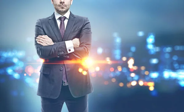 Unrecognizable Bearded Caucasian Businessman Standing Crossed Arms Night City View — Stock Photo, Image